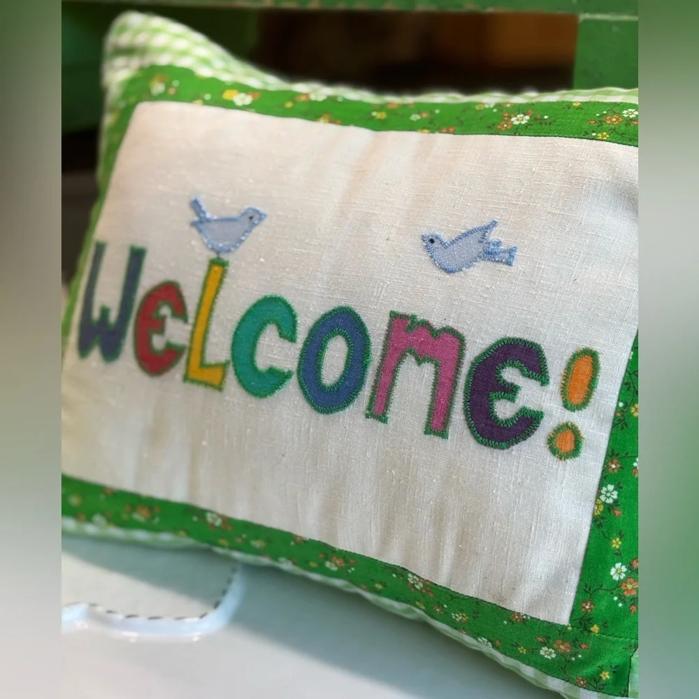 Vintage Applique Welcome Gingham Pillow. 11”x14” Charming Cottagecore. EUC